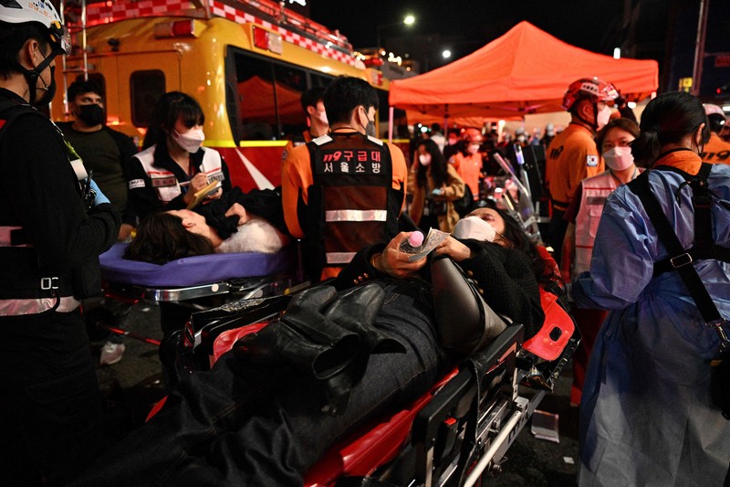 Tragedi Halloween di Seoul Kerumunan terlihat di sekitar area, di mana puluhan orang menderita serangan jantung usai pawai Halloween, di distrik kehidupan malam populer Itaewon di Seoul, Korea Selatan (30/10). (Photo by JUNG YEON-JE/AFP via Getty Images)
