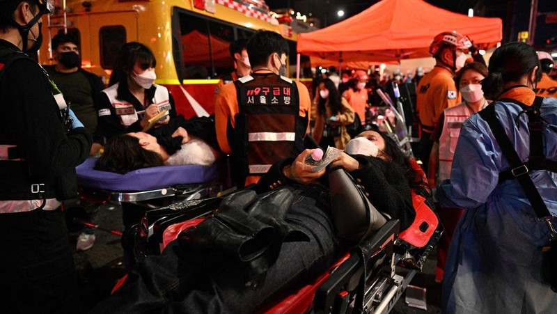 Kerumunan terlihat di sekitar area, di mana puluhan orang menderita serangan jantung usai pawai Halloween, di distrik kehidupan malam populer Itaewon di Seoul, Korea Selatan (30/10). (Photo by JUNG YEON-JE/AFP via Getty Images)