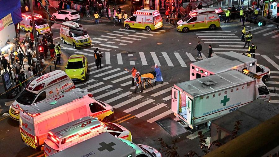 Seseorang, diyakini menderita serangan jantung, diangkut dengan tandu di distrik kehidupan malam populer Itaewon di Seoul, Korea Selatan 30/10/2022. Puluhan orang menderita serangan jantung di ibukota Korea Selatan Seoul, setelah ribuan orang-orang berkerumun di jalan-jalan sempit di lingkungan kota Itaewon untuk merayakan Halloween. (JUNG YEON-JE/AFP via Getty Images)
