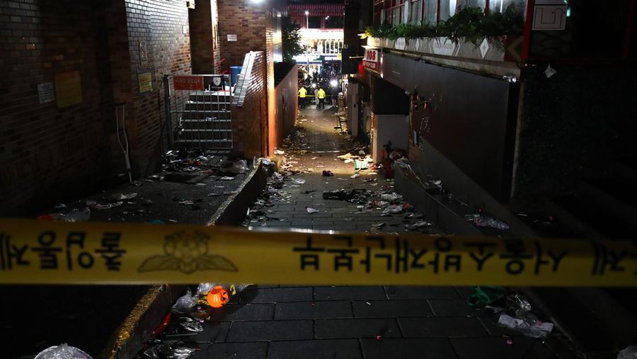 Petugas Polisi di lokasi tempat kejadian perkara saat festival Halloween di Seoul, Korea Selatan, 30/10. (Photo by Chung Sung-Jun/Getty Images)