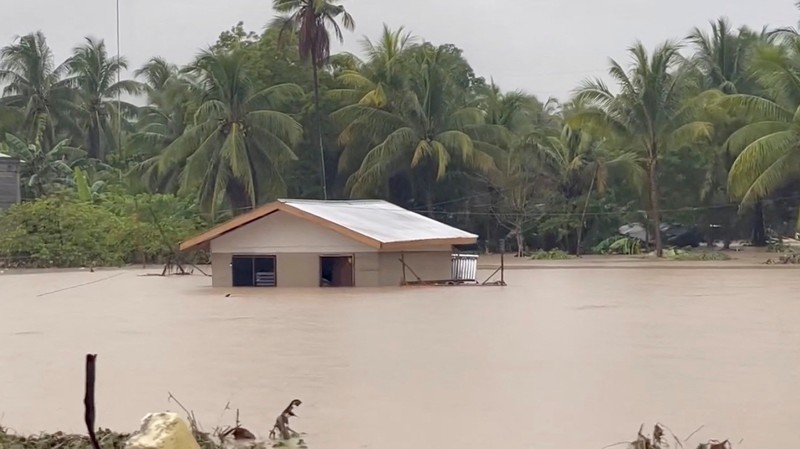 Tim penyelamat mengambil mayat di kota Maguindanao Datu Odin Sinsuat, Filipina selatan pada Minggu 30 Oktober 2022. Para korban tanah longsor besar yang dipicu oleh Badai Tropis Nalgae. AP/