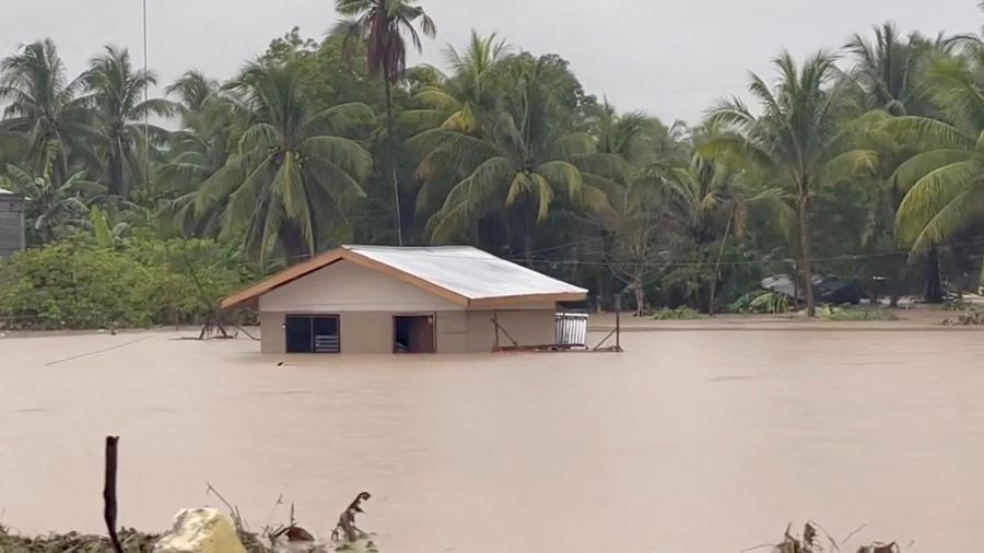 Tim penyelamat mengambil mayat di kota Maguindanao Datu Odin Sinsuat, Filipina selatan pada Minggu 30 Oktober 2022. Para korban tanah longsor besar yang dipicu oleh Badai Tropis Nalgae. AP/
