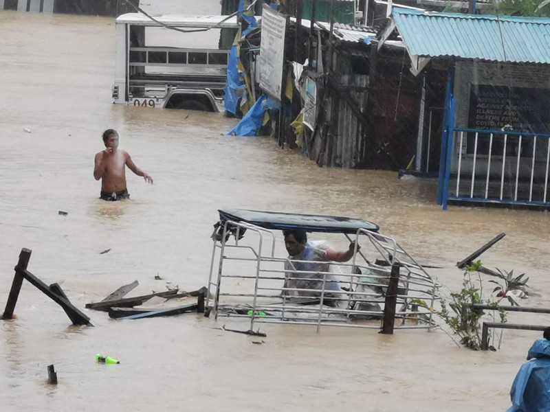 Tim penyelamat mengambil mayat di kota Maguindanao Datu Odin Sinsuat, Filipina selatan pada Minggu 30 Oktober 2022. Para korban tanah longsor besar yang dipicu oleh Badai Tropis Nalgae. AP/