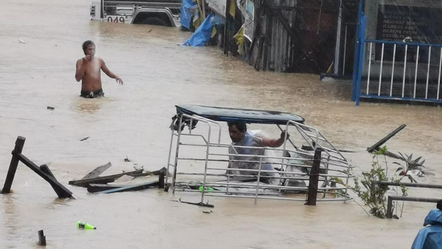 Tim penyelamat mengambil mayat di kota Maguindanao Datu Odin Sinsuat, Filipina selatan pada Minggu 30 Oktober 2022. Para korban tanah longsor besar yang dipicu oleh Badai Tropis Nalgae. AP/