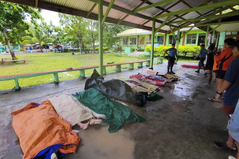 Tim penyelamat mengambil mayat di kota Maguindanao Datu Odin Sinsuat, Filipina selatan pada Minggu 30 Oktober 2022. Para korban tanah longsor besar yang dipicu oleh Badai Tropis Nalgae. AP/ Tim penyelamat mengambil mayat di kota Maguindanao Datu Odin Sinsuat, Filipina selatan pada Minggu 30 Oktober 2022. Para korban tanah longsor besar yang dipicu oleh Badai Tropis Nalgae. AP/