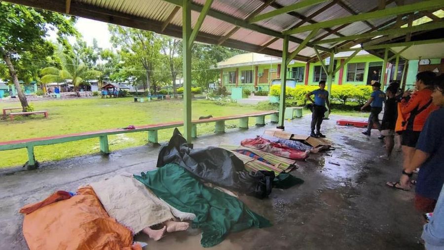 Tim penyelamat mengambil mayat di kota Maguindanao Datu Odin Sinsuat, Filipina selatan pada Minggu 30 Oktober 2022. Para korban tanah longsor besar yang dipicu oleh Badai Tropis Nalgae. AP/