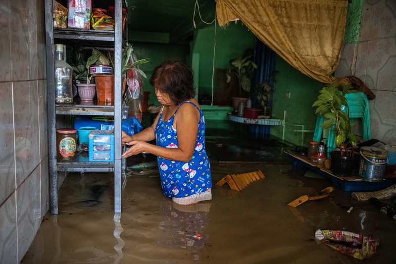 Tim penyelamat mengambil mayat di kota Maguindanao Datu Odin Sinsuat, Filipina selatan pada Minggu 30 Oktober 2022. Para korban tanah longsor besar yang dipicu oleh Badai Tropis Nalgae. AP/