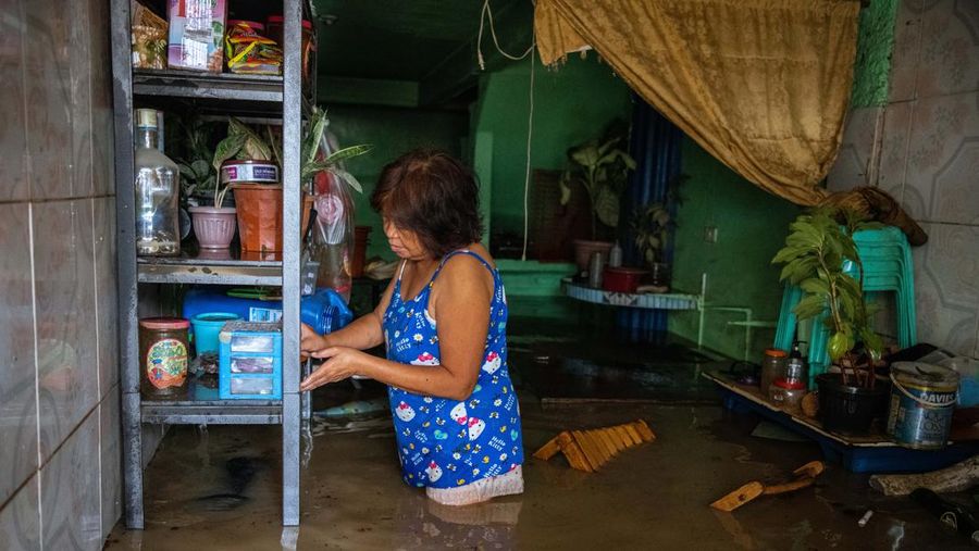Tim penyelamat mengambil mayat di kota Maguindanao Datu Odin Sinsuat, Filipina selatan pada Minggu 30 Oktober 2022. Para korban tanah longsor besar yang dipicu oleh Badai Tropis Nalgae. AP/