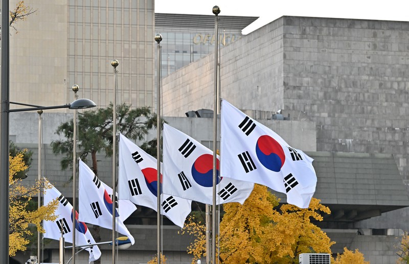 Seorang pria menangis di dekat lokasi penyerbuan Halloween, yang terjadi akhir 29 Oktober, di distrik Itaewon di Seoul. (AFP via Getty Images/ANTHONY WALLACE)
