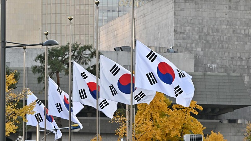 Seorang pria menangis di dekat lokasi penyerbuan Halloween, yang terjadi akhir 29 Oktober, di distrik Itaewon di Seoul. (AFP via Getty Images/ANTHONY WALLACE)