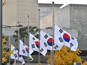Bendera nasional Korea Selatan berkibar setengah tiang di kompleks pemerintah di Seoul pada 30 Oktober 2022, setelah penyerbuan Halloween yang mematikan di distrik Itaewon yang populer di ibu kota. (AFP via Getty Images/JUNG YEON-JE)