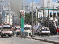 Security personnel and ambulances are stationed near destroyed and damaged buildings after an car bombing targeted the education ministry in Mogadishu on October 29, 2022. - Two huge car bombings rocked Somalia's education ministry in the capital Mog