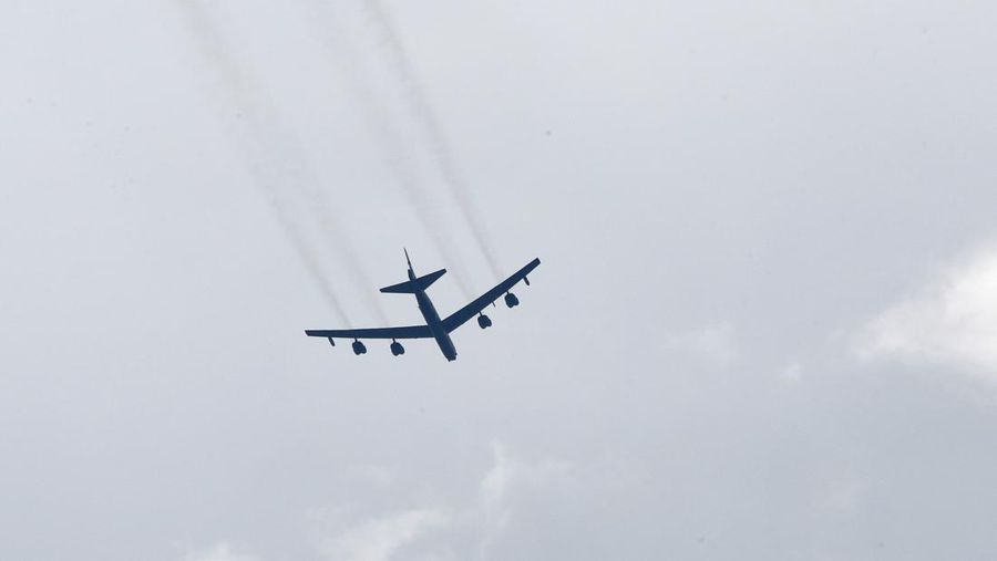 Enam pesawat pengebom B-52 berkemampuan nuklir ke sebuah pangkalan udara di Australia utara. ( Dok. File AP/Boris Grdanoski)