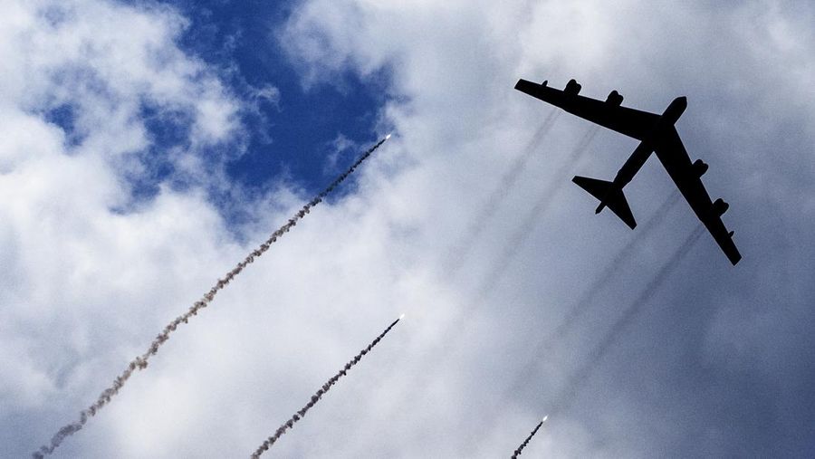 Enam pesawat pengebom B-52 berkemampuan nuklir ke sebuah pangkalan udara di Australia utara. ( Dok. File AP/Boris Grdanoski)