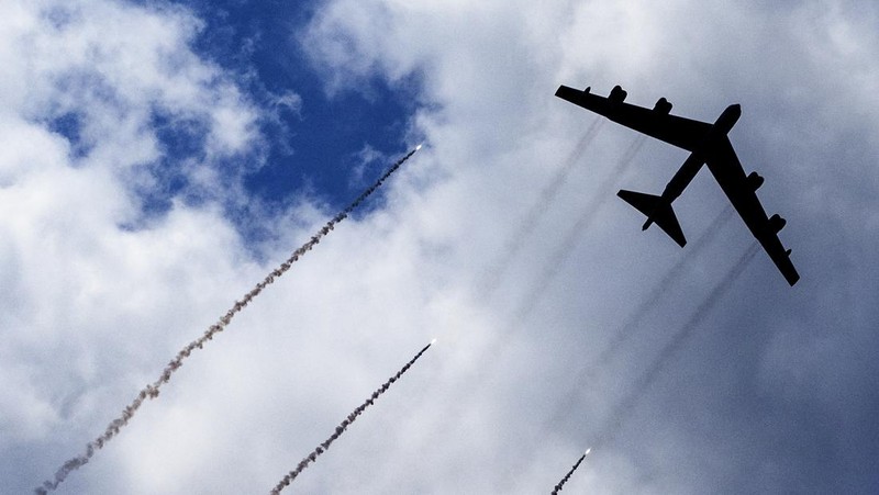 Enam pesawat pengebom B-52 berkemampuan nuklir ke sebuah pangkalan udara di Australia utara. ( Dok. File AP/Boris Grdanoski)