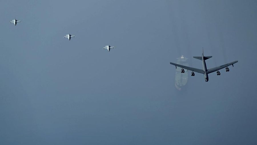 Enam pesawat pengebom B-52 berkemampuan nuklir ke sebuah pangkalan udara di Australia utara. ( Dok. File AP/Boris Grdanoski)