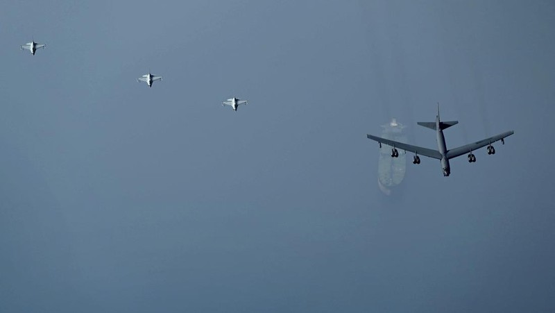 Enam pesawat pengebom B-52 berkemampuan nuklir ke sebuah pangkalan udara di Australia utara. ( Dok. File AP/Boris Grdanoski)