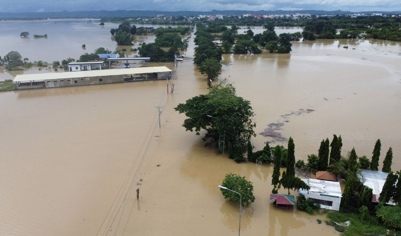Tim penyelamat mengambil mayat di kota Maguindanao Datu Odin Sinsuat, Filipina selatan pada Minggu 30 Oktober 2022. Para korban tanah longsor besar yang dipicu oleh Badai Tropis Nalgae. AP/ Tim penyelamat mengambil mayat di kota Maguindanao Datu Odin Sinsuat, Filipina selatan pada Minggu 30 Oktober 2022. Para korban tanah longsor besar yang dipicu oleh Badai Tropis Nalgae. AP/
