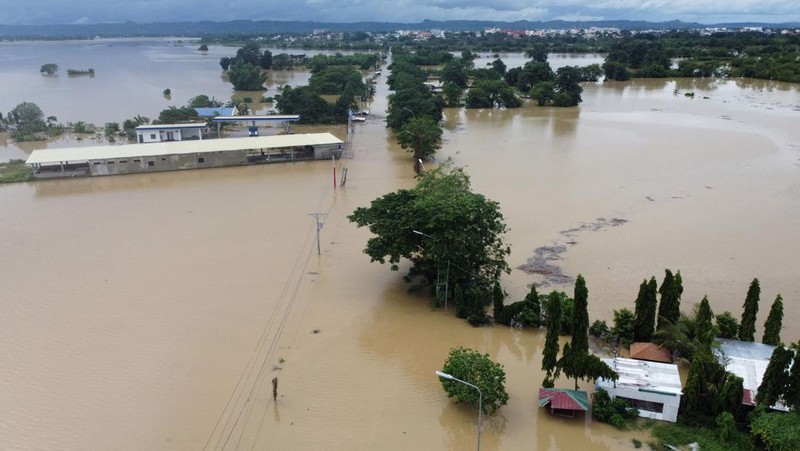 Tim penyelamat mengambil mayat di kota Maguindanao Datu Odin Sinsuat, Filipina selatan pada Minggu 30 Oktober 2022. Para korban tanah longsor besar yang dipicu oleh Badai Tropis Nalgae. AP/