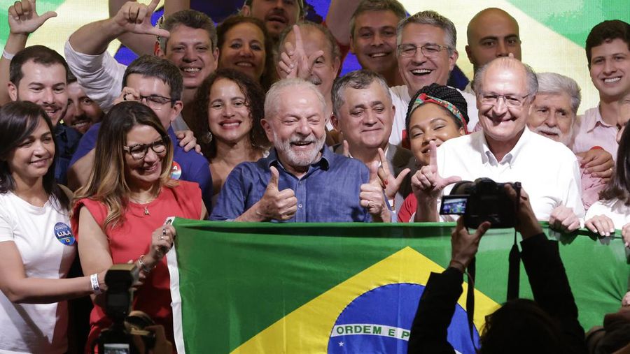 Kandidat Luiz Inácio Lula Da Silva berbicara setelah terpilih sebagai presiden Brasil atas petahana Bolsonaro dengan selisih tipis pada putaran kedua di Intercontinental Hotel pada 30 Oktober 2022 di Sao Paulo, Brasil. (Getty Images/Alexandre Schneider)