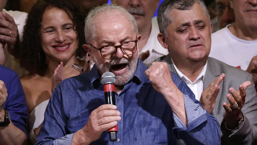 Kandidat Luiz Inácio Lula Da Silva berbicara setelah terpilih sebagai presiden Brasil atas petahana Bolsonaro dengan selisih tipis pada putaran kedua di Intercontinental Hotel pada 30 Oktober 2022 di Sao Paulo, Brasil. (Getty Images/Alexandre Schneider)