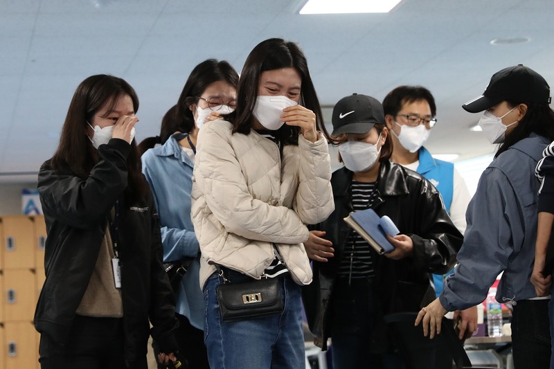 Seorang pria menangis di dekat lokasi penyerbuan Halloween, yang terjadi akhir 29 Oktober, di distrik Itaewon di Seoul. (AFP via Getty Images/ANTHONY WALLACE)