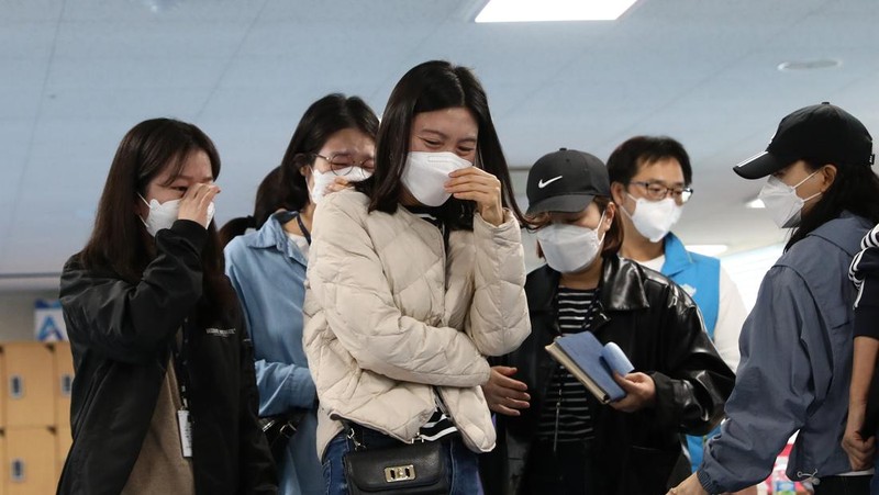 Seorang pria menangis di dekat lokasi penyerbuan Halloween, yang terjadi akhir 29 Oktober, di distrik Itaewon di Seoul. (AFP via Getty Images/ANTHONY WALLACE)