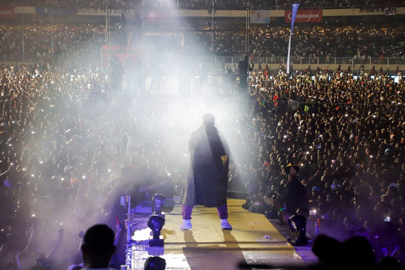 Penyanyi Kongo Fally Ipupa tampil selama konsernya di stadion Martir yang penuh sesak di Kinshasa, Republik Demokratik Kongo. (REUTERS/PAUL LORGERIE) Penyanyi Kongo Fally Ipupa tampil selama konsernya di stadion Martir yang penuh sesak di Kinshasa, Republik Demokratik Kongo. (REUTERS/PAUL LORGERIE)