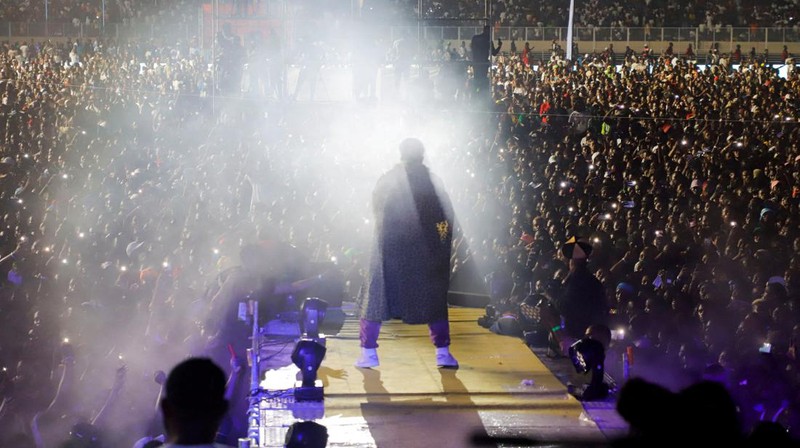 Penyanyi Kongo Fally Ipupa tampil selama konsernya di stadion Martir yang penuh sesak di Kinshasa, Republik Demokratik Kongo. (REUTERS/PAUL LORGERIE)