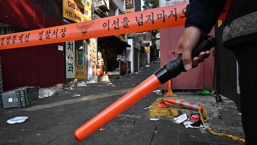 Police stand guard at the cordoned scene two days after a deadly Halloween crush in the district of Itaewon in Seoul on October 31, 2022. (Photo by ANTHONY WALLACE/AFP via Getty Images)