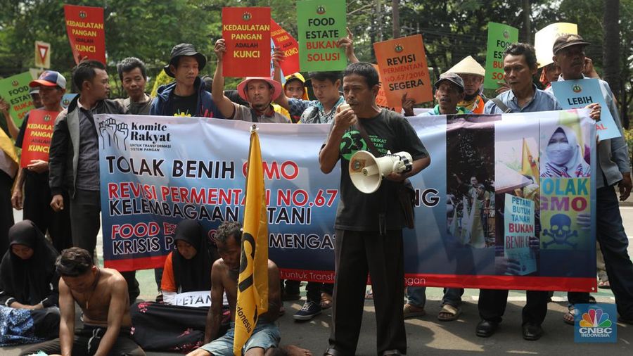 Sejumlah Petami Gelar Demo di depan Kementan. (CNBC Indonesia/Andrean Kristianto)