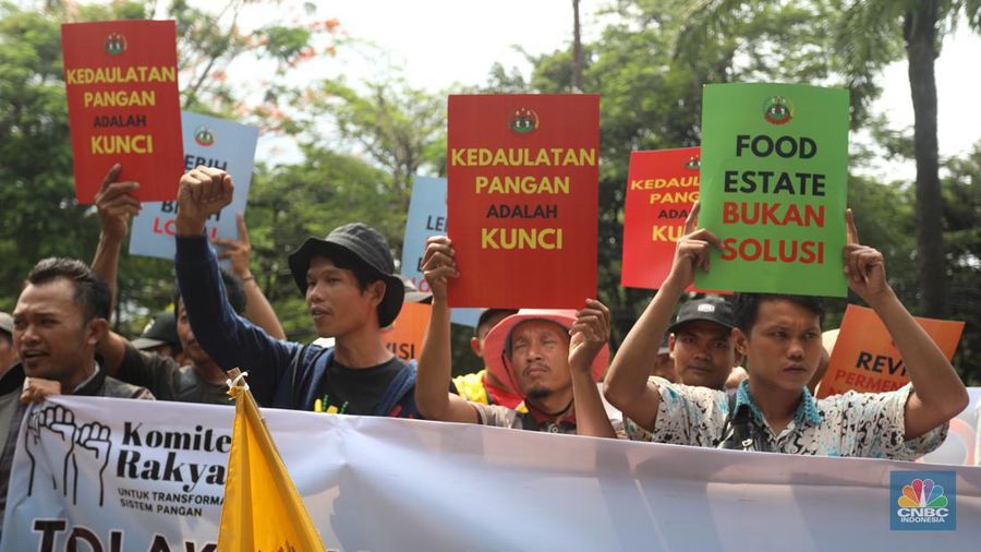 Sejumlah Petami Gelar Demo di depan Kementan. (CNBC Indonesia/Andrean Kristianto)