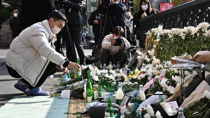 Seorang pria menangis di dekat lokasi penyerbuan Halloween, yang terjadi akhir 29 Oktober, di distrik Itaewon di Seoul. (AFP via Getty Images/ANTHONY WALLACE)