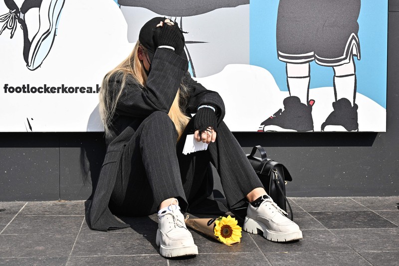 Seorang pria menangis di dekat lokasi penyerbuan Halloween, yang terjadi akhir 29 Oktober, di distrik Itaewon di Seoul. (AFP via Getty Images/ANTHONY WALLACE) Seorang pria menangis di dekat lokasi penyerbuan Halloween, yang terjadi akhir 29 Oktober, di distrik Itaewon di Seoul. (AFP via Getty Images/ANTHONY WALLACE)