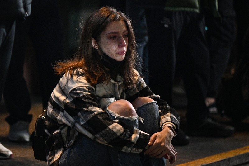Seorang pria menangis di dekat lokasi penyerbuan Halloween, yang terjadi akhir 29 Oktober, di distrik Itaewon di Seoul. (AFP via Getty Images/ANTHONY WALLACE)