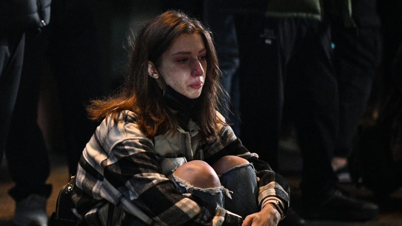 Seorang pria menangis di dekat lokasi penyerbuan Halloween, yang terjadi akhir 29 Oktober, di distrik Itaewon di Seoul. (AFP via Getty Images/ANTHONY WALLACE)