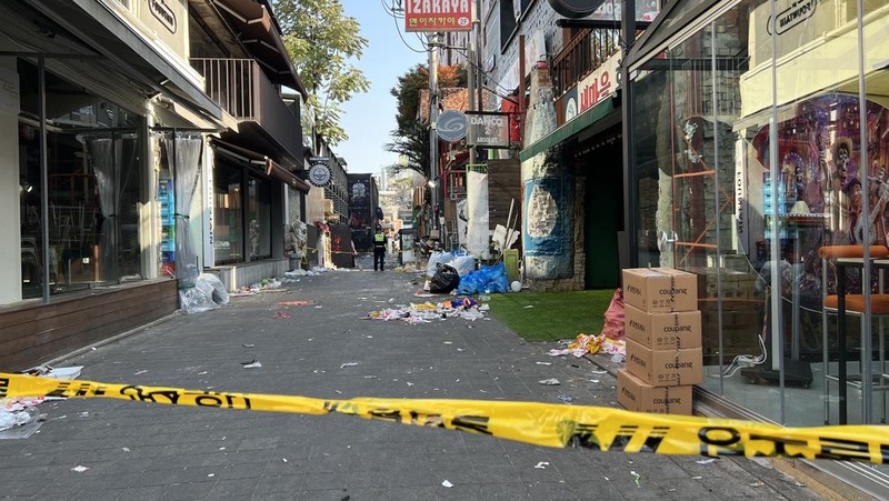 SEOUL, SOUTH KOREA - OCTOBER 30: A cordon line is set up near the scene of a deadly stampede on October 30, 2022 in Seoul, South Korea. At least 153 people were killed and 103 others injured in the Halloween stampede that occurred Saturday night at Itaewon, a district of the South Korean capital Seoul. (Photo by Liu Xu/China News Service via Getty Images)
