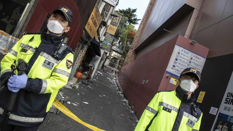SEOUL, SOUTH KOREA - OCTOBER 30: A cordon line is set up near the scene of a deadly stampede on October 30, 2022 in Seoul, South Korea. At least 153 people were killed and 103 others injured in the Halloween stampede that occurred Saturday night at Itaewon, a district of the South Korean capital Seoul. (Photo by Liu Xu/China News Service via Getty Images)