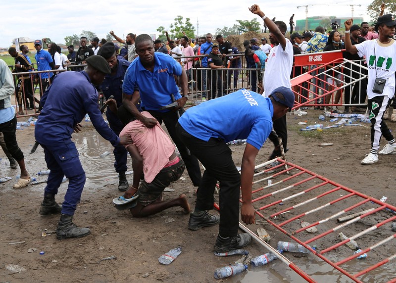 Penyanyi Kongo Fally Ipupa tampil selama konsernya di stadion Martir yang penuh sesak di Kinshasa, Republik Demokratik Kongo. (REUTERS/PAUL LORGERIE)