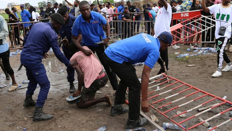 Penyanyi Kongo Fally Ipupa tampil selama konsernya di stadion Martir yang penuh sesak di Kinshasa, Republik Demokratik Kongo. (REUTERS/PAUL LORGERIE)