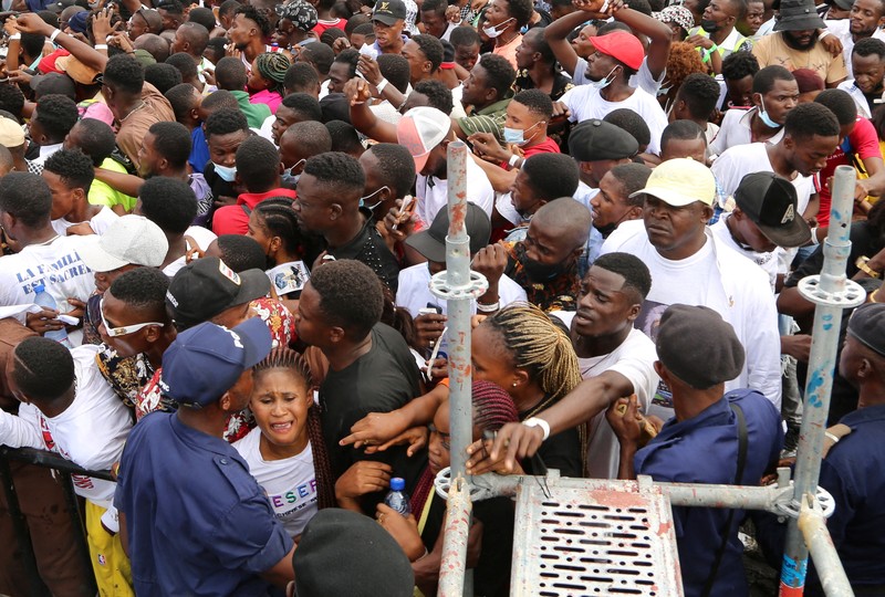 Penyanyi Kongo Fally Ipupa tampil selama konsernya di stadion Martir yang penuh sesak di Kinshasa, Republik Demokratik Kongo. (REUTERS/PAUL LORGERIE) Penyanyi Kongo Fally Ipupa tampil selama konsernya di stadion Martir yang penuh sesak di Kinshasa, Republik Demokratik Kongo. (REUTERS/PAUL LORGERIE)