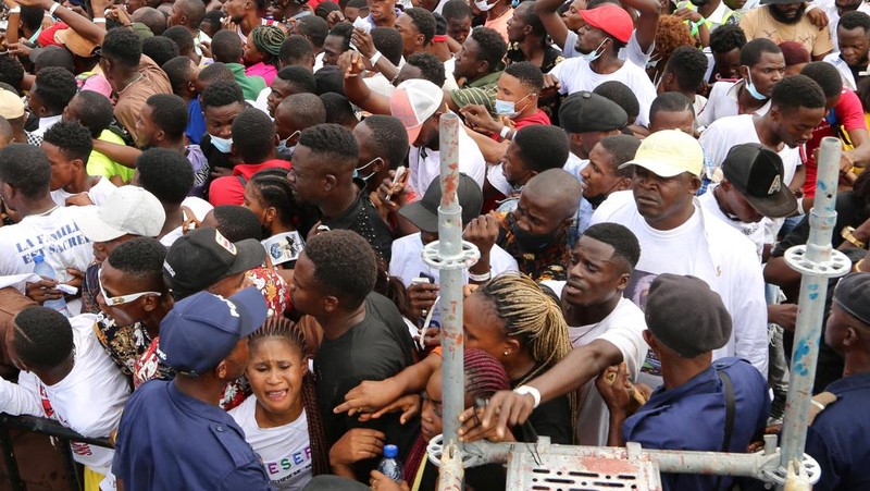 Penyanyi Kongo Fally Ipupa tampil selama konsernya di stadion Martir yang penuh sesak di Kinshasa, Republik Demokratik Kongo. (REUTERS/PAUL LORGERIE)