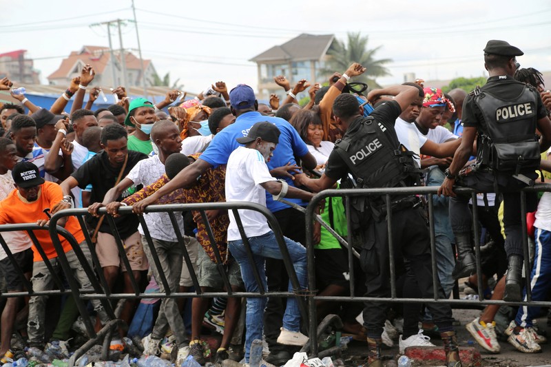 Penyanyi Kongo Fally Ipupa tampil selama konsernya di stadion Martir yang penuh sesak di Kinshasa, Republik Demokratik Kongo. (REUTERS/PAUL LORGERIE) Penyanyi Kongo Fally Ipupa tampil selama konsernya di stadion Martir yang penuh sesak di Kinshasa, Republik Demokratik Kongo. (REUTERS/PAUL LORGERIE)