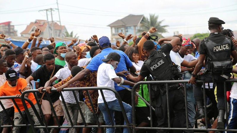 Penyanyi Kongo Fally Ipupa tampil selama konsernya di stadion Martir yang penuh sesak di Kinshasa, Republik Demokratik Kongo. (REUTERS/PAUL LORGERIE)