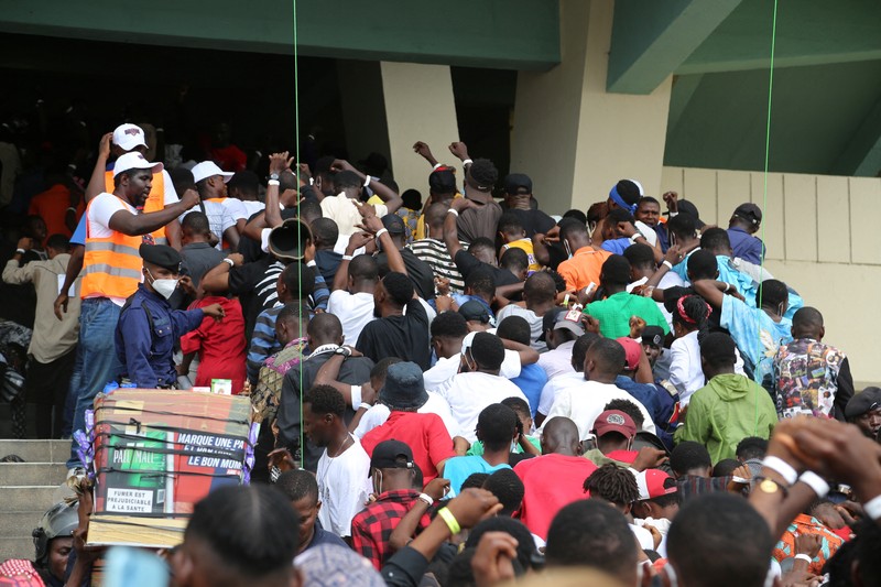 Penyanyi Kongo Fally Ipupa tampil selama konsernya di stadion Martir yang penuh sesak di Kinshasa, Republik Demokratik Kongo. (REUTERS/PAUL LORGERIE)