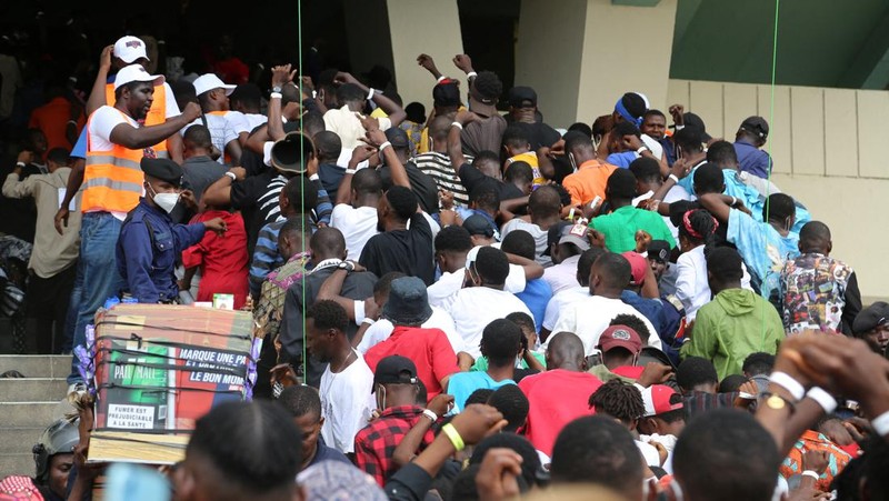 Penyanyi Kongo Fally Ipupa tampil selama konsernya di stadion Martir yang penuh sesak di Kinshasa, Republik Demokratik Kongo. (REUTERS/PAUL LORGERIE)