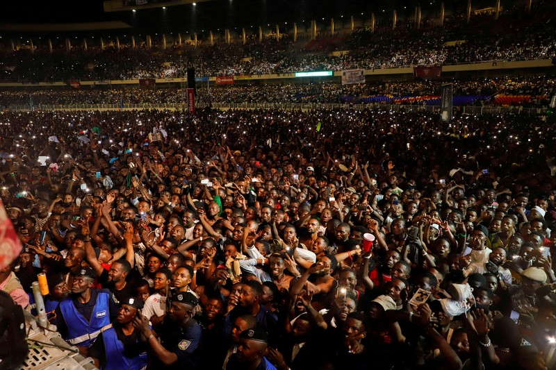 Penyanyi Kongo Fally Ipupa tampil selama konsernya di stadion Martir yang penuh sesak di Kinshasa, Republik Demokratik Kongo. (REUTERS/PAUL LORGERIE) Penyanyi Kongo Fally Ipupa tampil selama konsernya di stadion Martir yang penuh sesak di Kinshasa, Republik Demokratik Kongo. (REUTERS/PAUL LORGERIE)