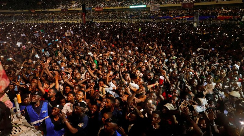 Penyanyi Kongo Fally Ipupa tampil selama konsernya di stadion Martir yang penuh sesak di Kinshasa, Republik Demokratik Kongo. (REUTERS/PAUL LORGERIE)