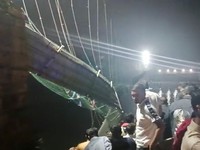 Penampakan 'Horor' di India, Jembatan Runtuh, Puluhan Tewas