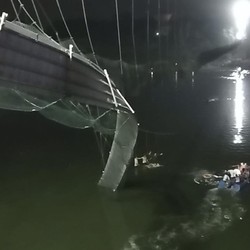 Tragis! Jembatan di India Runtuh, Sedikitnya 81 Orang Tewas
